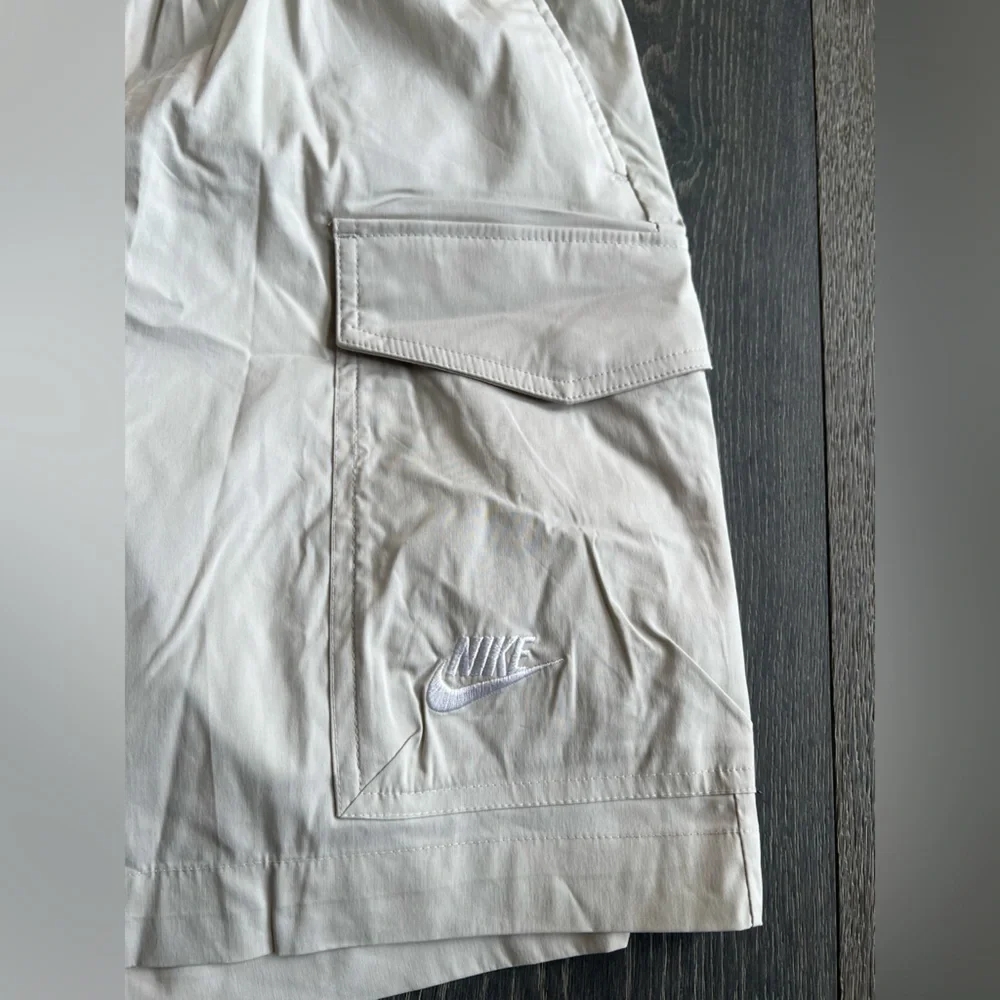 Nike Knee-Length Cargo Shorts in Bone Size Medium